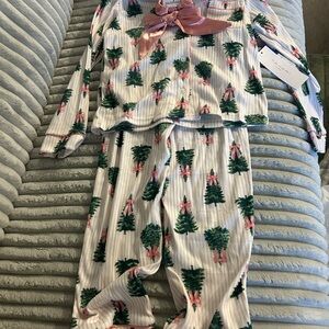 Tahari girls Christmas tree bow matching Christmas pajamas 5/6